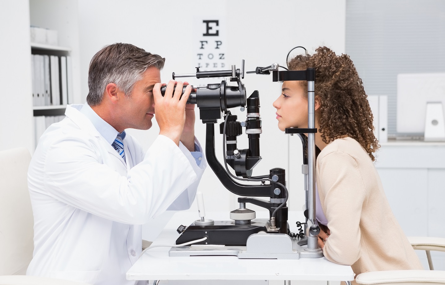 Woman,Doing,Eye,Test,With,Optometrist,In,Medical,Office